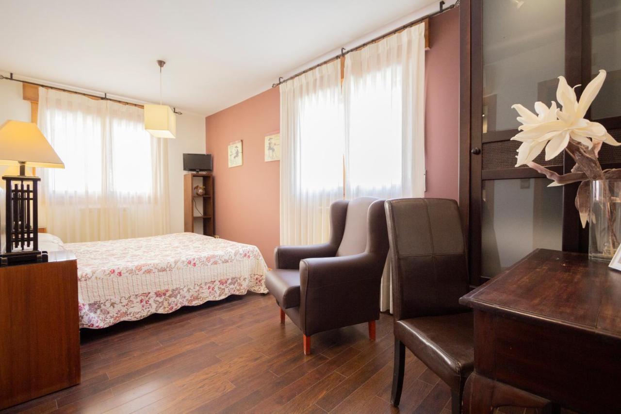 Hostal Los Canteros Golmayo Bagian luar foto